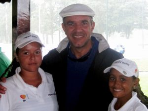 Humberto Martins com as alunas Thuane e Vitória